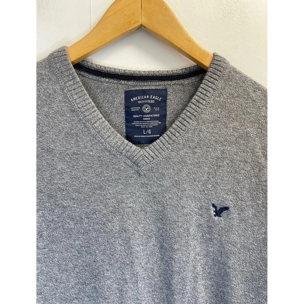 American Eagle Sweater Men's Large Athletic Fit V-Neck Gray Knit w/Logo‎